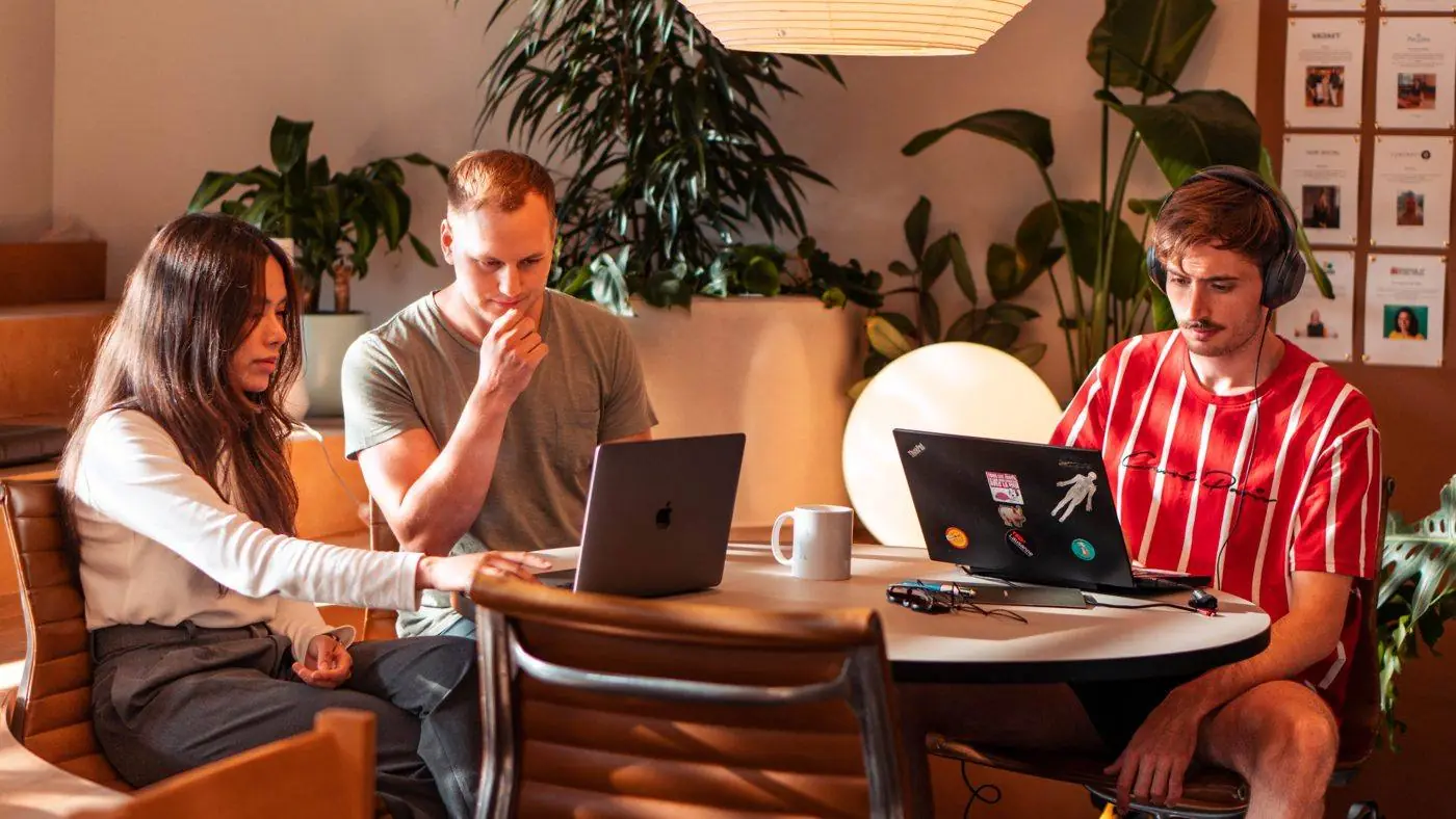 Andreas working through campaigns on a laptop with a colleague