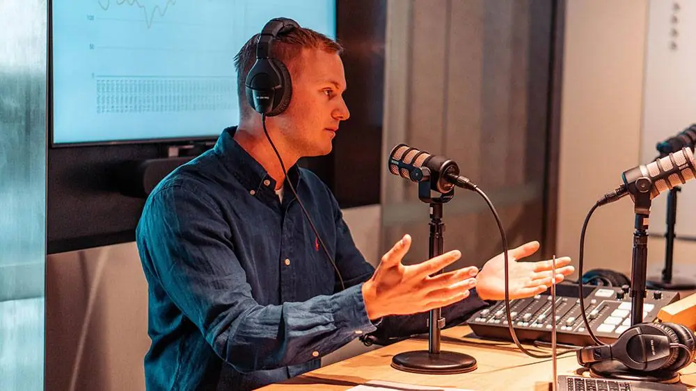 Andreas Karlsson recording a podcast
