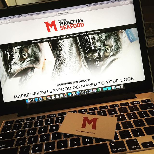 manettas wesbite on a laptop